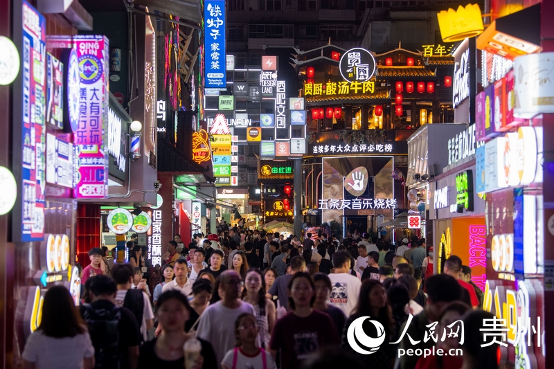 6月21日，貴陽(yáng)，青云市集內(nèi)游人如織。人民網(wǎng)記者 翁奇羽攝