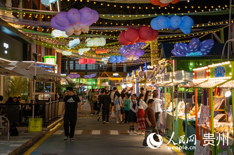 6月21日，貴陽(yáng)新印廠霓虹閃爍，映照城市夜生活。人民網(wǎng) 陽(yáng)茜攝