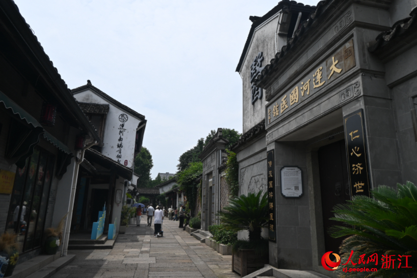 運(yùn)河邊的老建筑被完好保存下來。人民網(wǎng)記者 張麗瑋攝