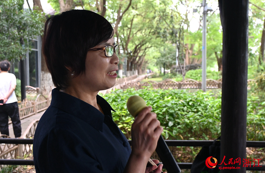 面向運(yùn)河，任國萍放聲歌唱。人民網(wǎng)記者 張麗瑋