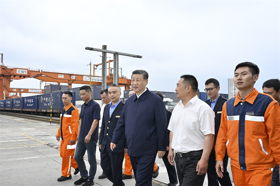 2024年4月22日至24日，中共中央總書記、國家主席、中央軍委主席習近平在重慶考察。這是22日下午，習近平在重慶國際物流樞紐園區(qū)重慶鐵路集裝箱中心站，同貨車司機、列車司機、裝卸工人、場站管理人員等親切交流。新華社記者 岳月偉 攝