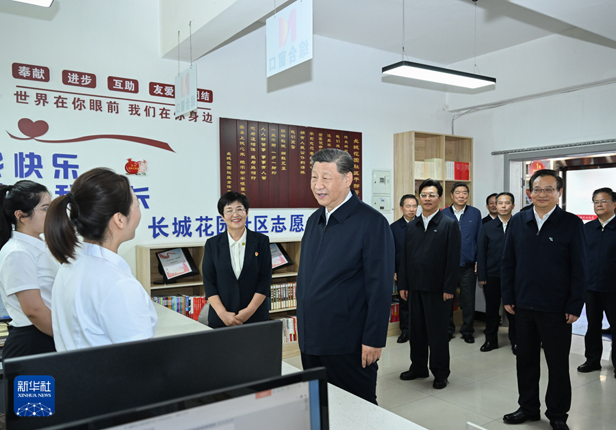 2024年6月19日下午，習(xí)近平在寧夏銀川市金鳳區(qū)長城花園社區(qū)黨群服務(wù)中心便民服務(wù)廳了解社區(qū)開展便民惠民服務(wù)等情況。新華社記者 謝環(huán)馳 攝