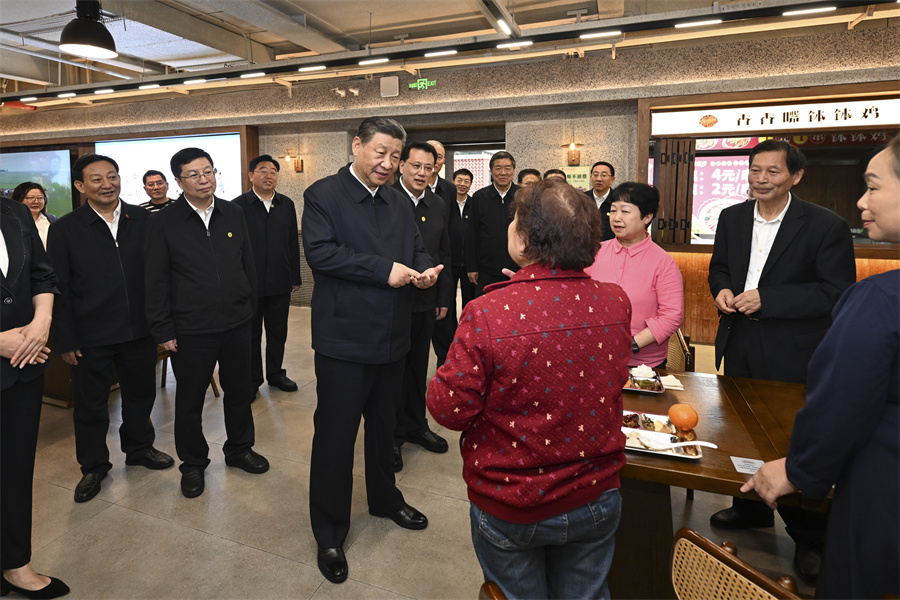2024年4月22日下午，習(xí)近平在九龍坡區(qū)謝家灣街道民主村社區(qū)考察時，同正在社區(qū)食堂就餐的群眾親切交流。新華社記者 謝環(huán)馳 攝