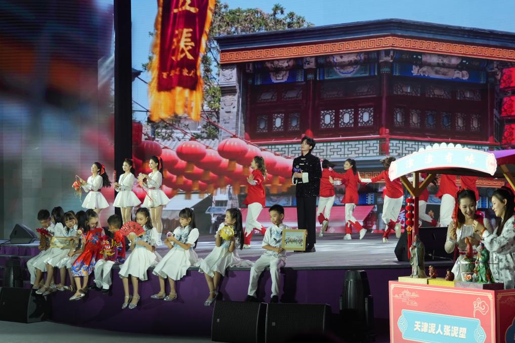 《津門謠》節(jié)目現(xiàn)場(chǎng)。人民網(wǎng)記者 于凱攝