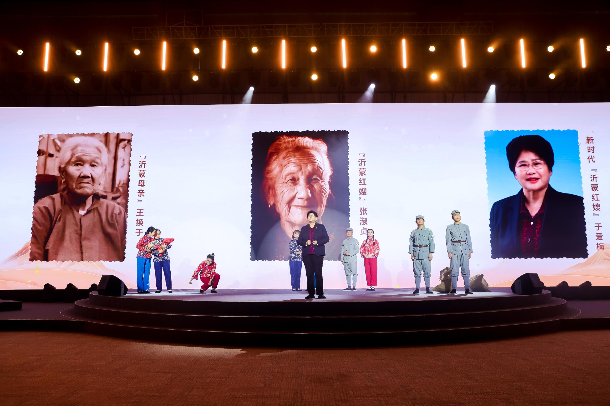 “何以中國·弦歌不輟”網(wǎng)絡(luò)主題活動現(xiàn)場，于愛梅講述“沂蒙紅嫂”的故事。人民視頻供圖。