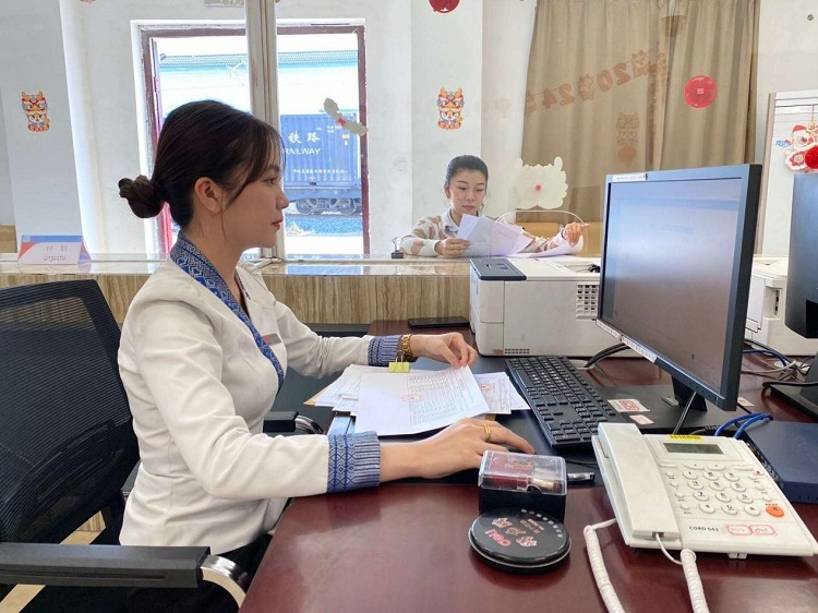 春節(jié)期間，中老鐵路員工堅守崗位，保障鐵路運行安全、暢通。李加勇攝