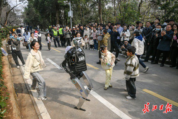 “智警小珞”人形機器人和小朋友們斗舞。長江日報記者史偉 攝