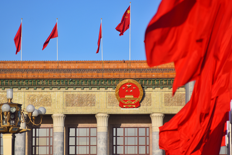 2024年3月8日，北京上空現(xiàn)“兩會(huì)藍(lán)”，人民大會(huì)堂前紅旗飄揚(yáng)。
