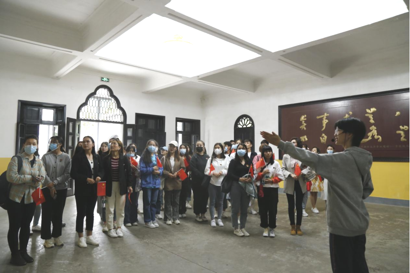 2021年5月20日，在喜迎中國共產(chǎn)黨建黨100周年之際，我校開展了少數(shù)民族學(xué)生“學(xué)黨史、感恩黨、跟黨走”紅色研學(xué)活動(dòng)。