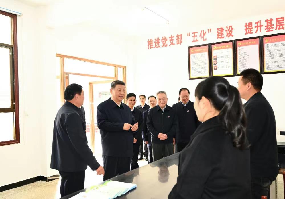 △2024年3月19日，習(xí)近平總書(shū)記在湖南常德市鼎城區(qū)謝家鋪鎮(zhèn)港中坪村黨群服務(wù)中心了解當(dāng)?shù)貫榛鶎訙p負(fù)、提升基層治理效能等情況。