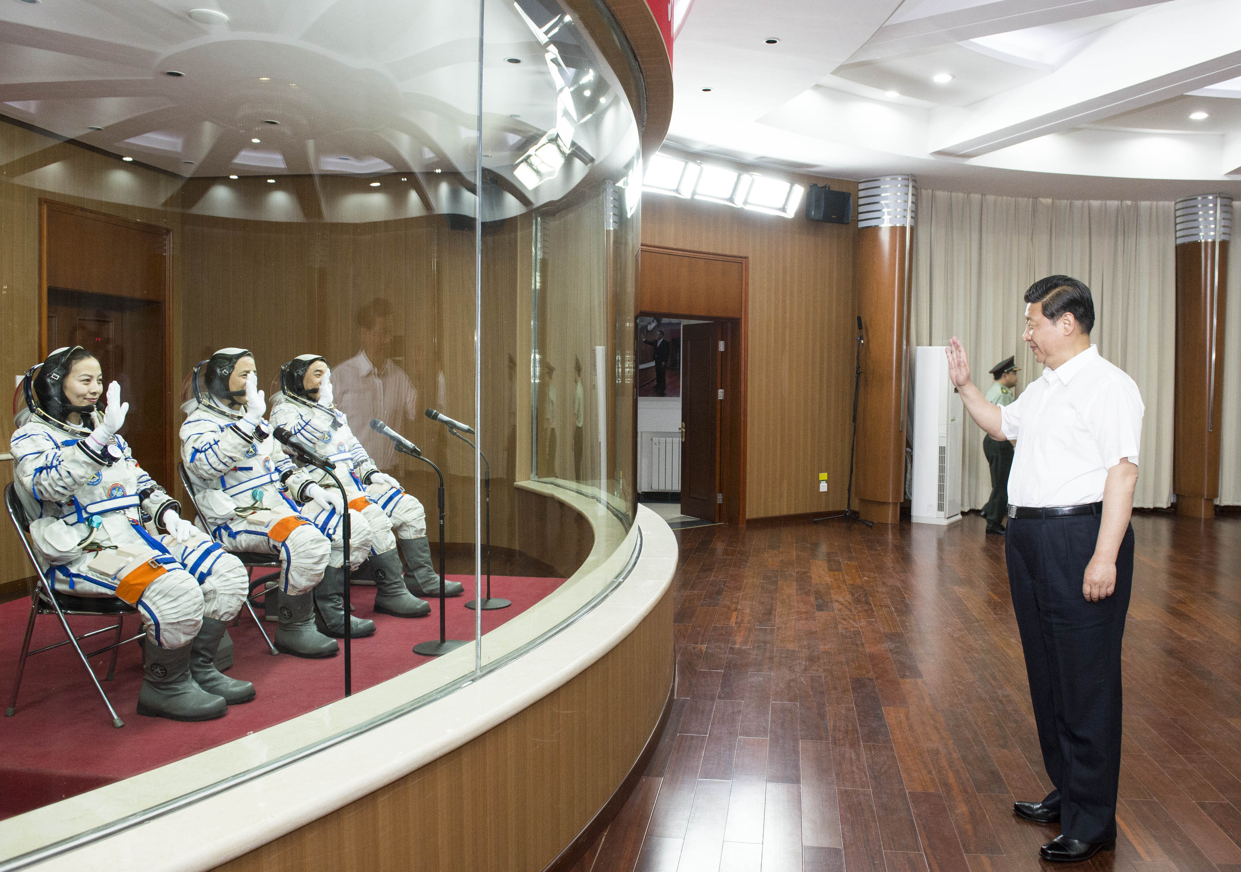 2013年6月11日，習(xí)近平總書記在酒泉衛(wèi)星發(fā)射中心觀看神舟十號載人飛船發(fā)射。這是習(xí)近平向即將出征的航天員聶海勝、張曉光、王亞平揮手致意。