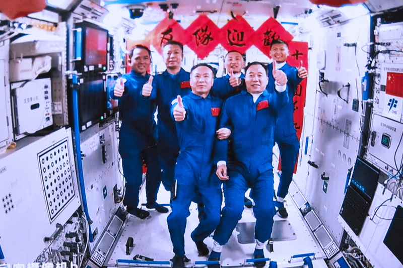 2023年5月30日，在北京航天飛行控制中心拍攝的神舟十五號航天員乘組與神舟十六號航天員乘組拍下“全家?！钡漠嬅?。