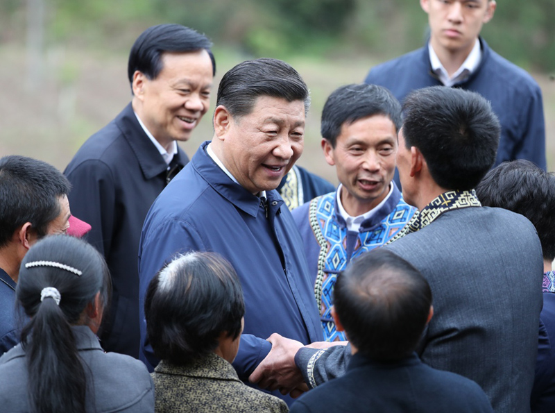 2019年4月15日至17日，中共中央總書記、國(guó)家主席、中央軍委主席習(xí)近平在重慶考察，并主持召開解決“兩不愁三保障”突出問(wèn)題座談會(huì)。這是4月15日下午，習(xí)近平在石柱土家族自治縣中益鄉(xiāng)華溪村同村民親切交流。新華社記者 丁海濤 攝