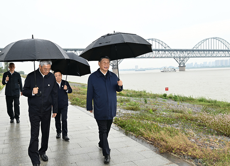 2023年10月10日至13日，中共中央總書記、國(guó)家主席、中央軍委主席習(xí)近平在江西考察。這是10日下午，習(xí)近平在長(zhǎng)江國(guó)家文化公園九江城區(qū)段考察時(shí)，冒雨沿江堤步行察看沿岸風(fēng)貌。新華社記者 謝環(huán)馳 攝