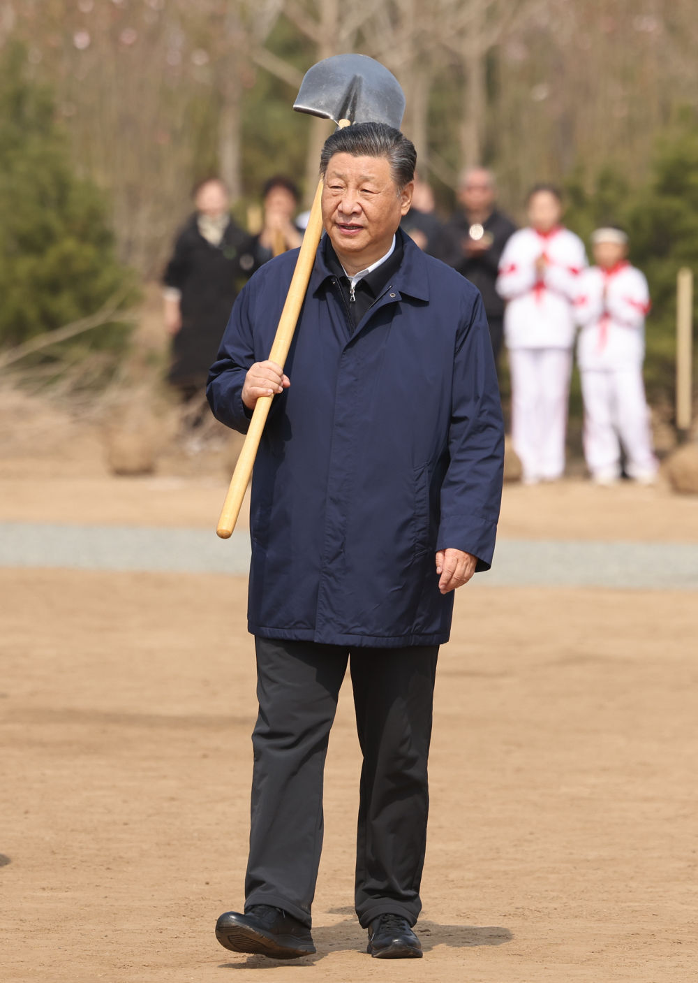 2024年4月3日，黨和國(guó)家領(lǐng)導(dǎo)人習(xí)近平、李強(qiáng)、趙樂際、王滬寧、蔡奇、丁薛祥、李希、韓正等來到北京市通州區(qū)潞城鎮(zhèn)參加首都義務(wù)植樹活動(dòng)。這是習(xí)近平扛起鐵鍬走向植樹地點(diǎn)。新華社記者 龐興雷 攝