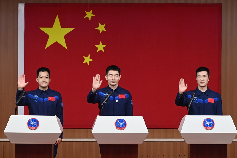 2024年月24日，神舟十八號(hào)載人飛行任務(wù)航天員葉光富（中）、李聰（右）、李廣蘇在酒泉衛(wèi)星發(fā)射中心問天閣與媒體記者集體見面。