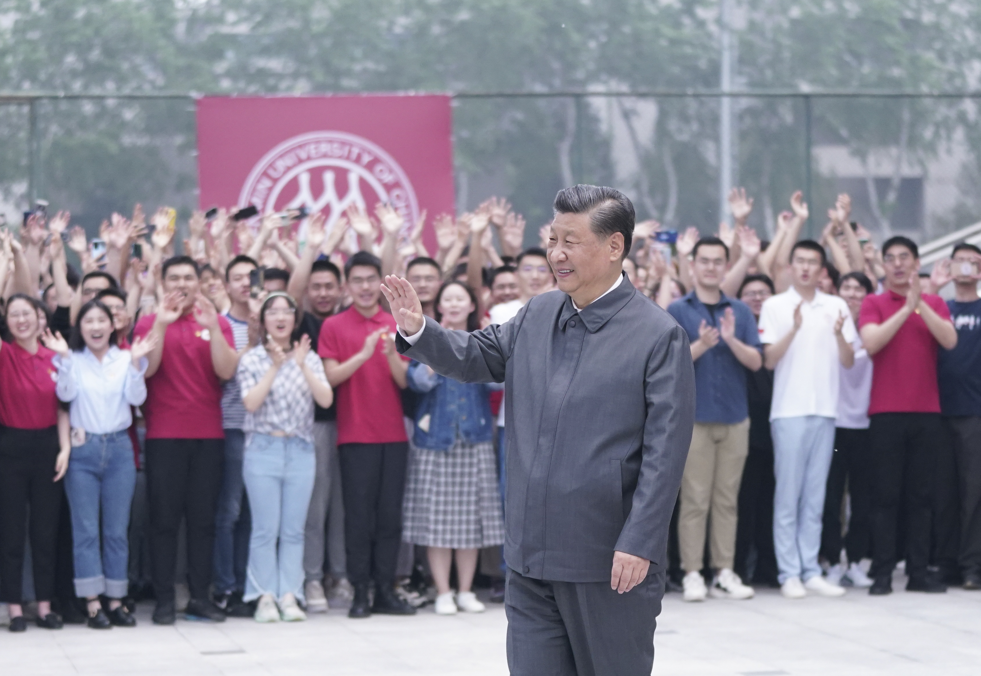 2022年4月25日，習(xí)近平總書(shū)記來(lái)到中國(guó)人民大學(xué)考察調(diào)研。這是習(xí)近平向師生們揮手致意。