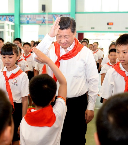 2014年5月30日，習(xí)近平總書(shū)記來(lái)到北京市海淀區(qū)民族小學(xué)，參加慶?！傲弧眹?guó)際兒童節(jié)活動(dòng)。
