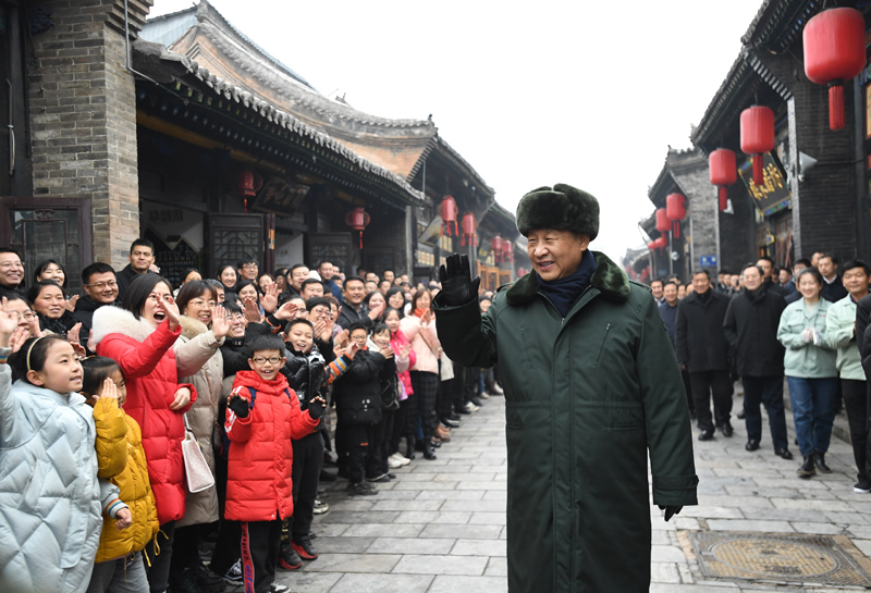 2022年1月27日，習(xí)近平總書記在平遙古城向現(xiàn)場(chǎng)群眾揮手致意。