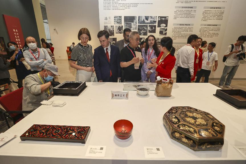 2023年5月28日，北京，推光漆器匠人為駐華使節(jié)展示技藝。