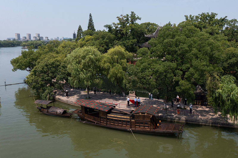 2022年7月27日，南湖紅船?？吭谡憬〖闻d市南湖旅游區(qū)的湖心島旁。