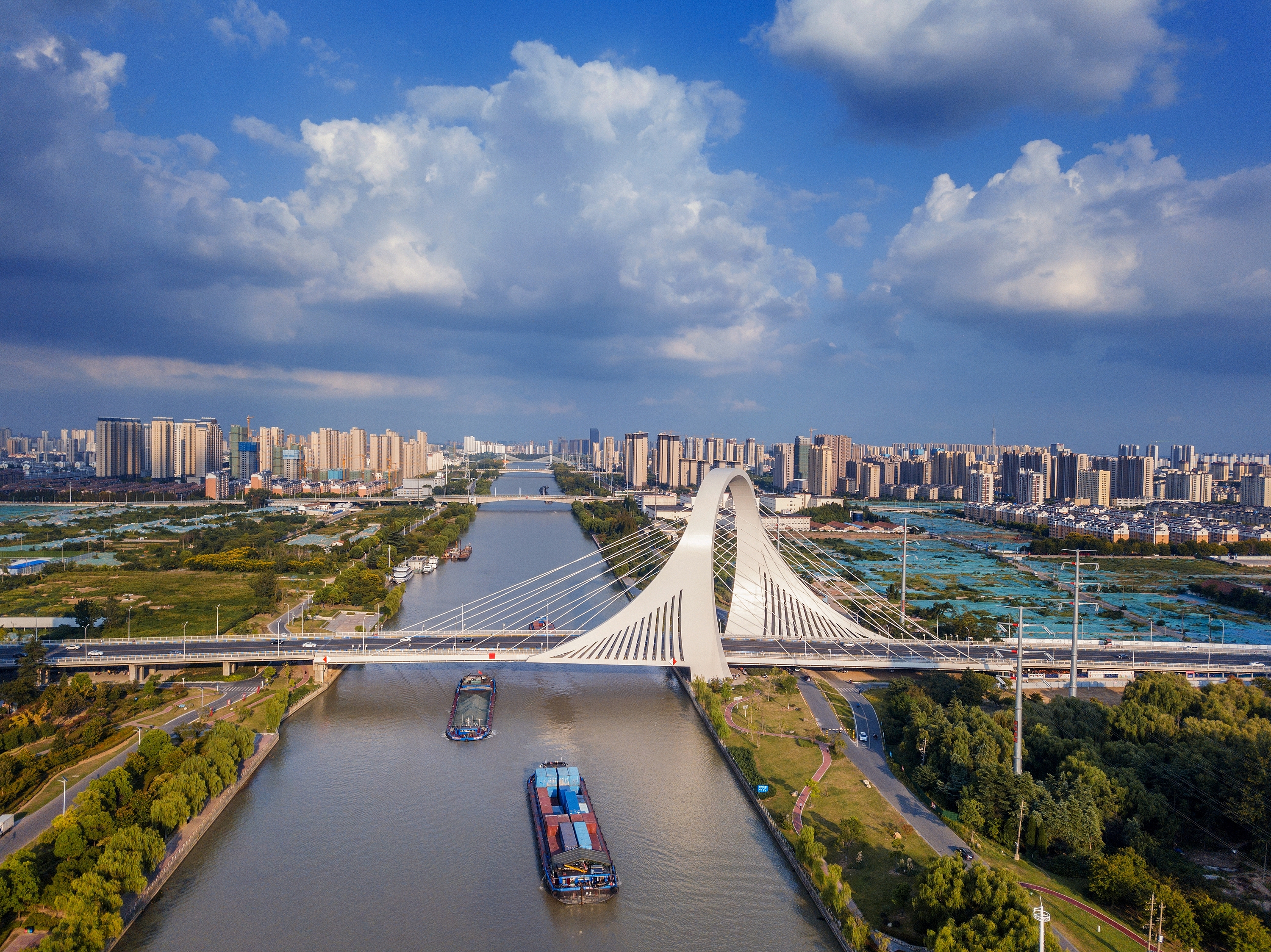 2022年9月12日，幾艘船舶行駛在江蘇淮安運(yùn)河大橋附近。