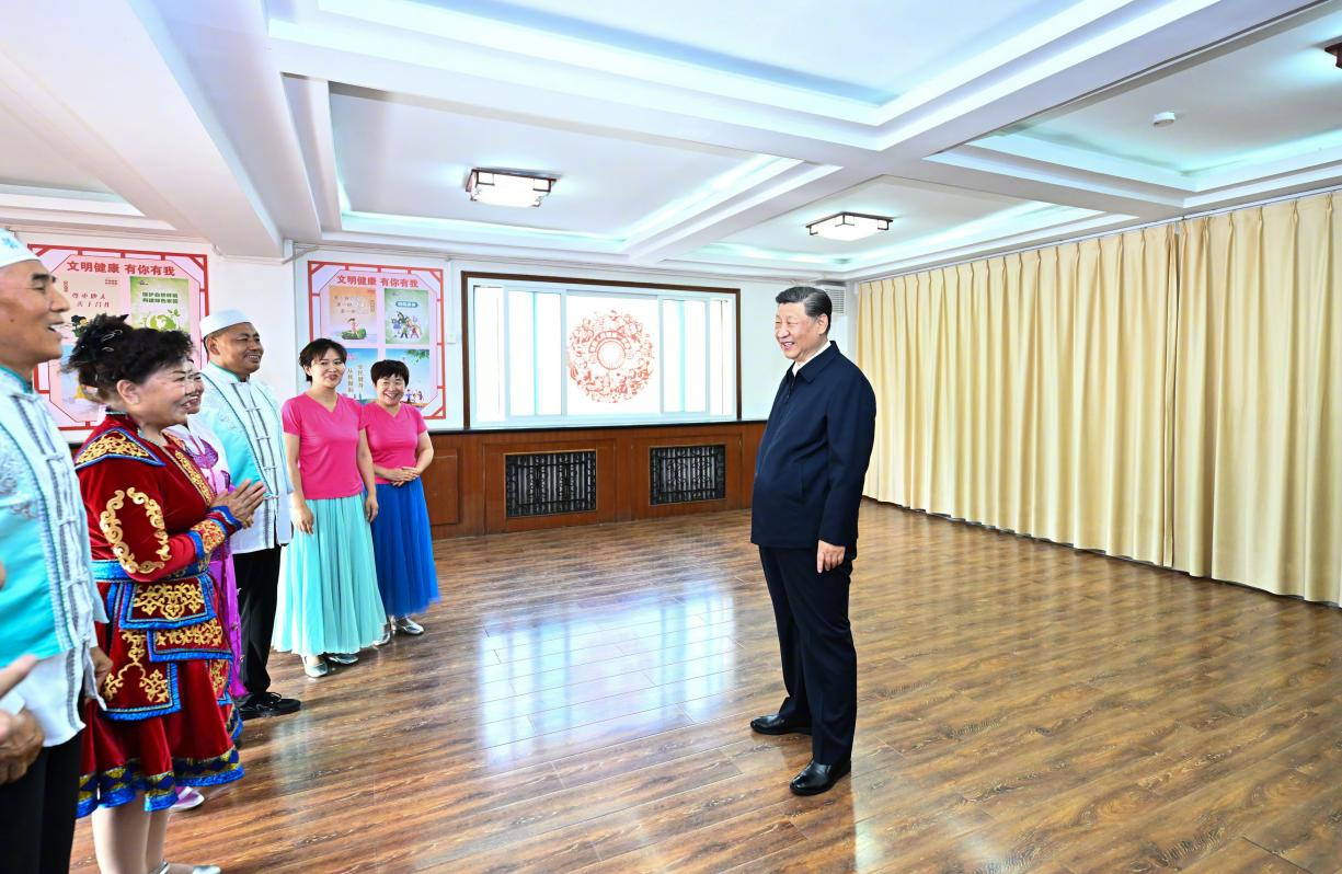 6月19日下午，習近平總書記在銀川市金鳳區(qū)長城花園社區(qū)活動室考察時，同社區(qū)居民親切交流。