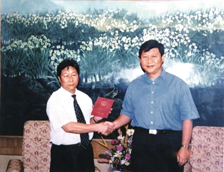2000年7月，習近平為福建農(nóng)林大學教授林占熺頒發(fā)福建省政府“一等功”榮譽證書。圖源：《習近平在福建》（下）