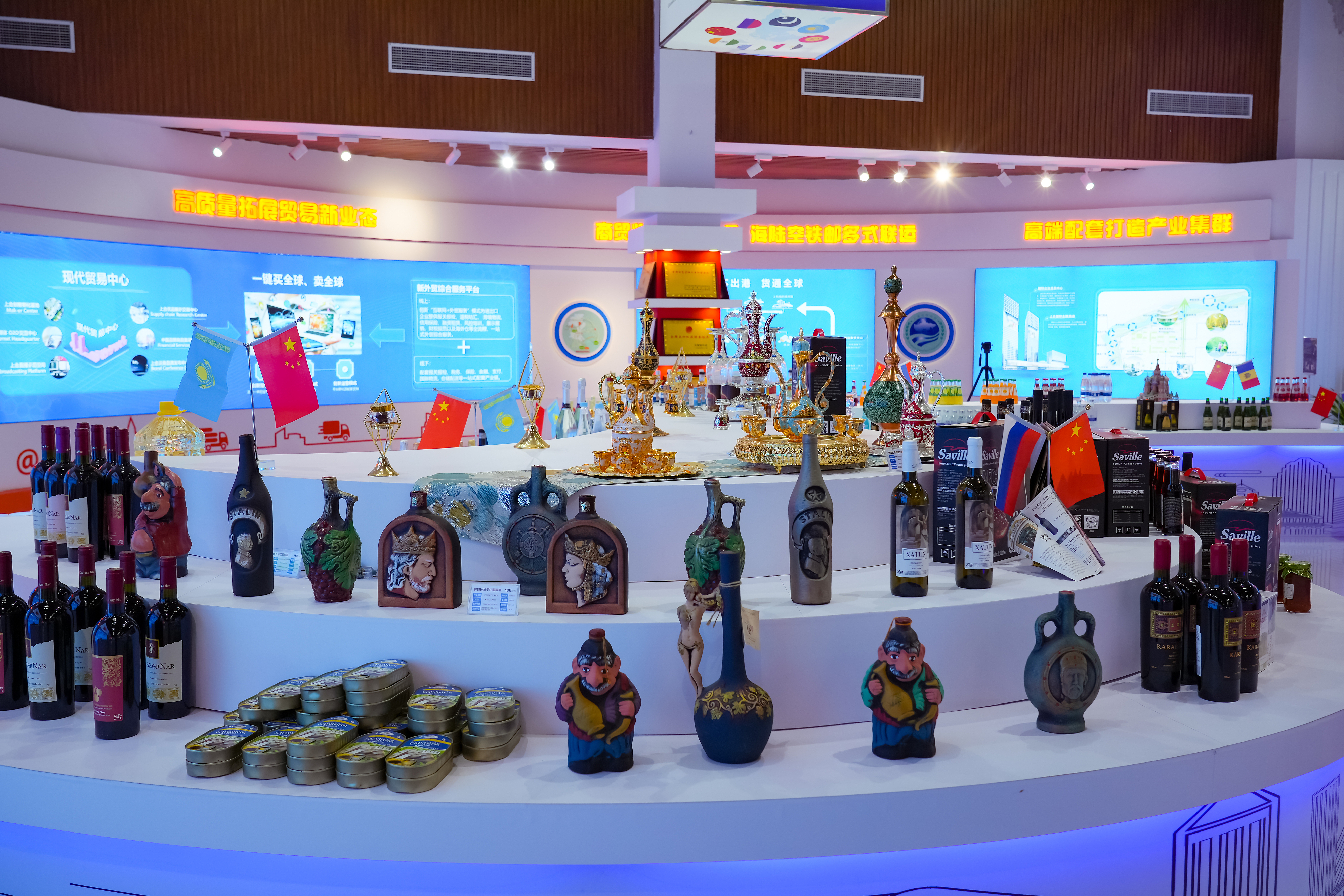 2022年10月19日，青島，上合示范區(qū)展出的上合國家特色商品。