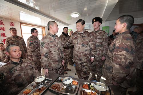 2014年1月26日中午，習(xí)近平來到連隊(duì)食堂，同戰(zhàn)士們一起用餐。新華社記者 李剛 攝