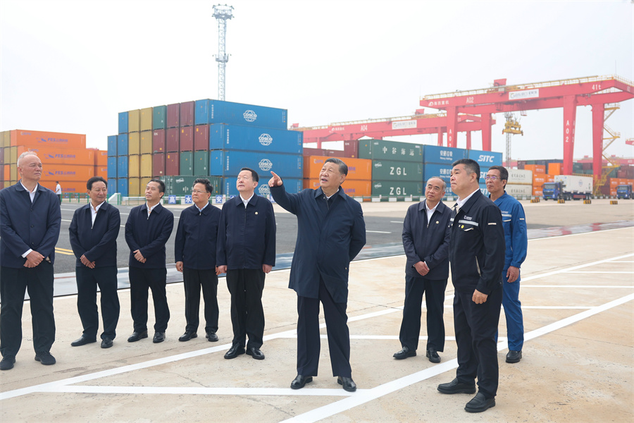 2024年5月22日至24日，中共中央總書記、國家主席、中央軍委主席習(xí)近平在山東考察。這是22日下午，習(xí)近平在日照港察看全自動化集裝箱碼頭作業(yè)場景。新華社記者 鞠鵬 攝