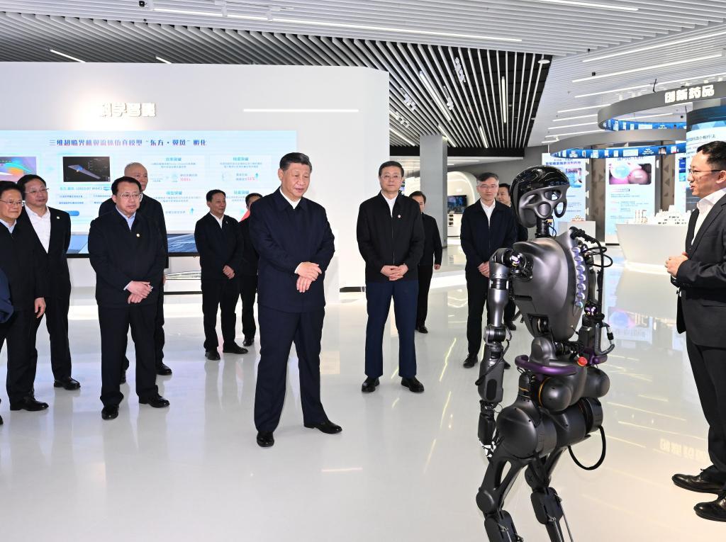 2023年11月28日下午，習(xí)近平在浦東新區(qū)張江科學(xué)城參觀上?？萍紕?chuàng)新成果展。新華社記者 謝環(huán)馳 攝