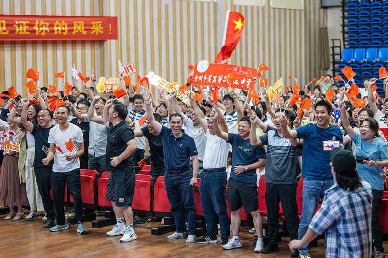 北京時間7月27日，2024年巴黎奧運會首個比賽日，在射擊10米氣步槍混合團體比賽中，中國選手黃雨婷/盛李豪獲得金牌。圖為黃雨婷的母校師生們通過收看奧運直播的方式為她加油助威。