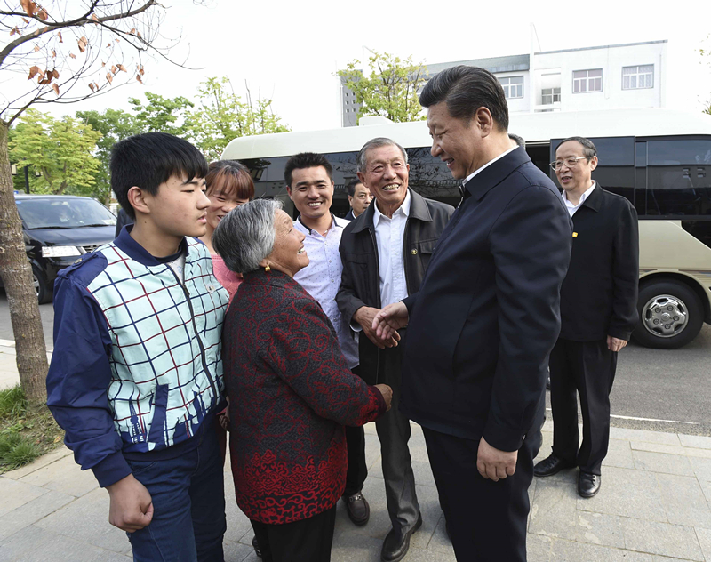2016年4月25日，習(xí)近平在安徽省滁州市鳳陽縣小崗村看望當(dāng)年大包干帶頭人嚴(yán)金昌（右三）一家。