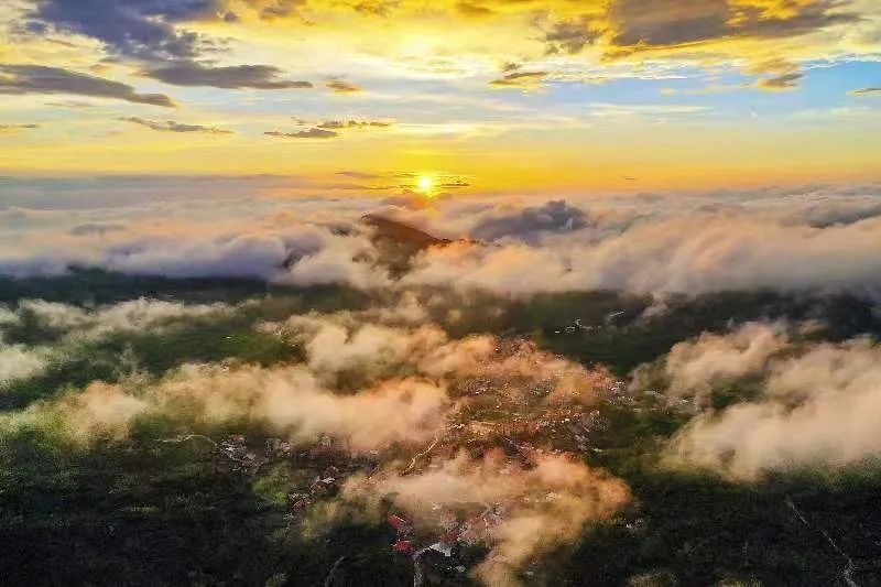 圖為云霧繚繞的軍營村，群山盡翠，紅瓦掩映。廈門市委宣傳部供圖