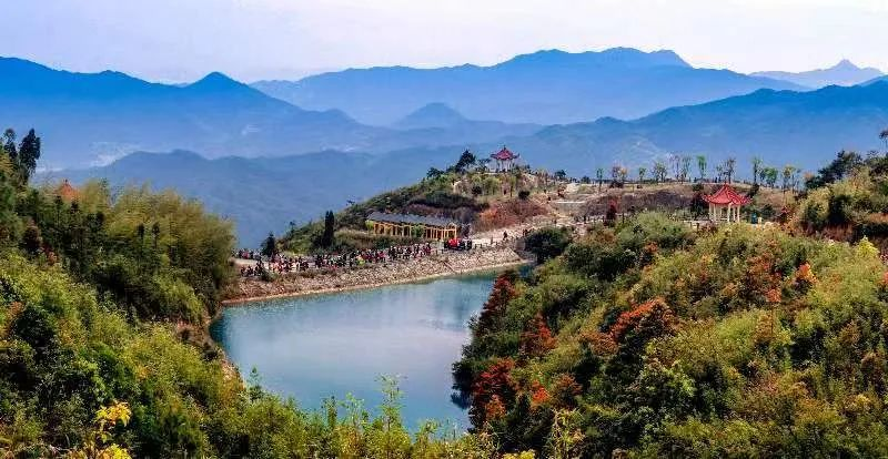 圖為游客們到軍營村七彩池欣賞美景。廈門市委宣傳部供圖