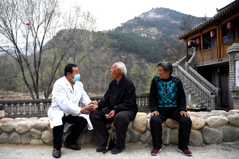 2020年4月15日，在河北阜平縣龍泉關(guān)鎮(zhèn)駱駝灣村，村醫(yī)霍建國(guó)為村民把脈。