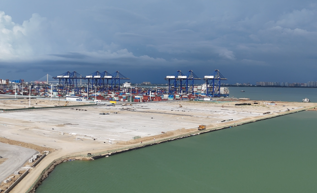 海南洋浦區(qū)域國際集裝箱樞紐港擴建工程項目現(xiàn)場。人民網(wǎng)記者 牛良玉攝