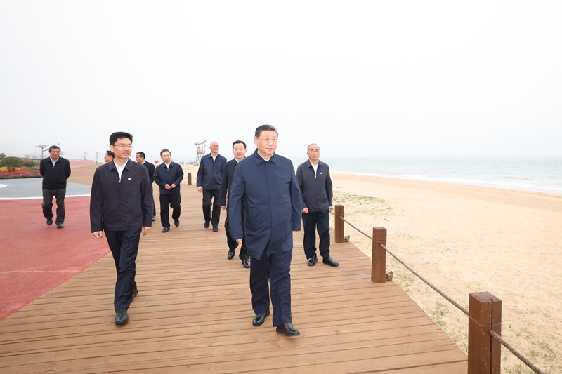 2024年5月22日，習(xí)近平總書記在山東日照陽光海岸綠道考察。