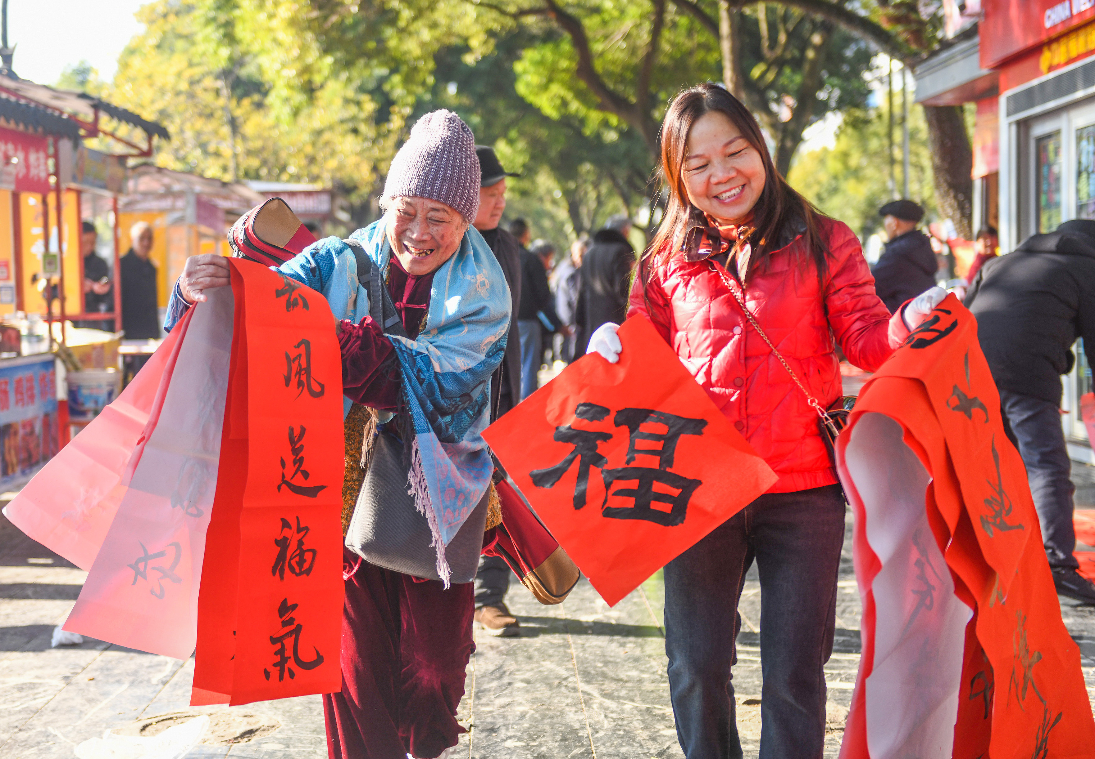 2025年1月13日，在湖南省永州市道縣西洲公園義工崗?fù)ぃ忻駛冾I(lǐng)到了書法志愿者為大家書寫的春聯(lián)。