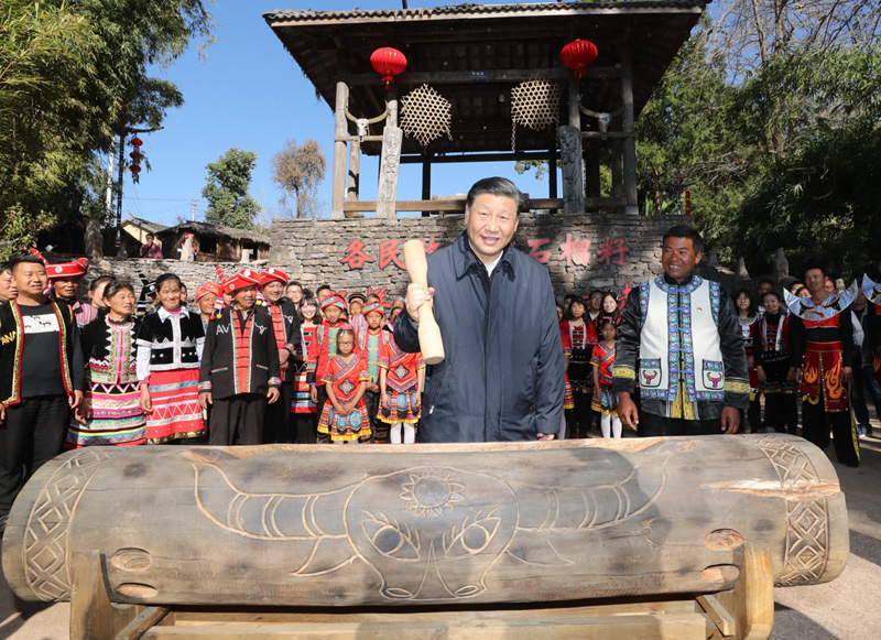 2020年1月19日，習(xí)近平總書記在云南省騰沖市清水鄉(xiāng)三家村中寨司莫拉佤族村廣場上，敲響三聲佤族木鼓，祝福來年風(fēng)調(diào)雨順、國泰民安。