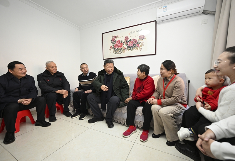 2025年1月23日上午，習(xí)近平總書記在遼寧沈陽大東區(qū)長安街道長安小區(qū)考察時，走進(jìn)居民郎素蘭家中看望。