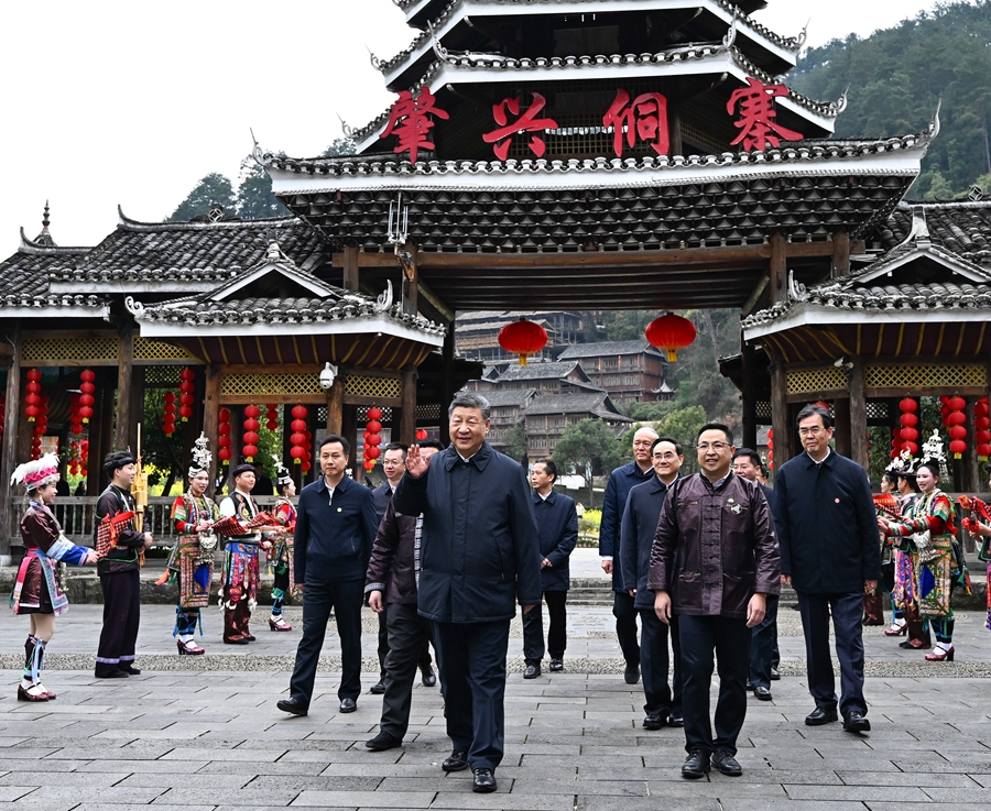 2025年3月17日下午，習(xí)近平在黔東南州黎平縣肇興侗寨考察時(shí)，在寨門口向身著民族盛裝歡迎的村民揮手致意。新華社記者 燕雁 攝