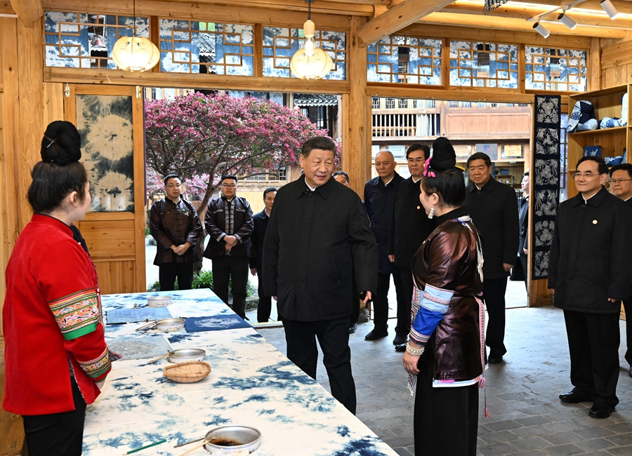 2025年3月17日下午，習(xí)近平在黔東南州黎平縣肇興侗寨侗鄉(xiāng)特色產(chǎn)業(yè)基地考察。新華社記者 謝環(huán)馳 攝