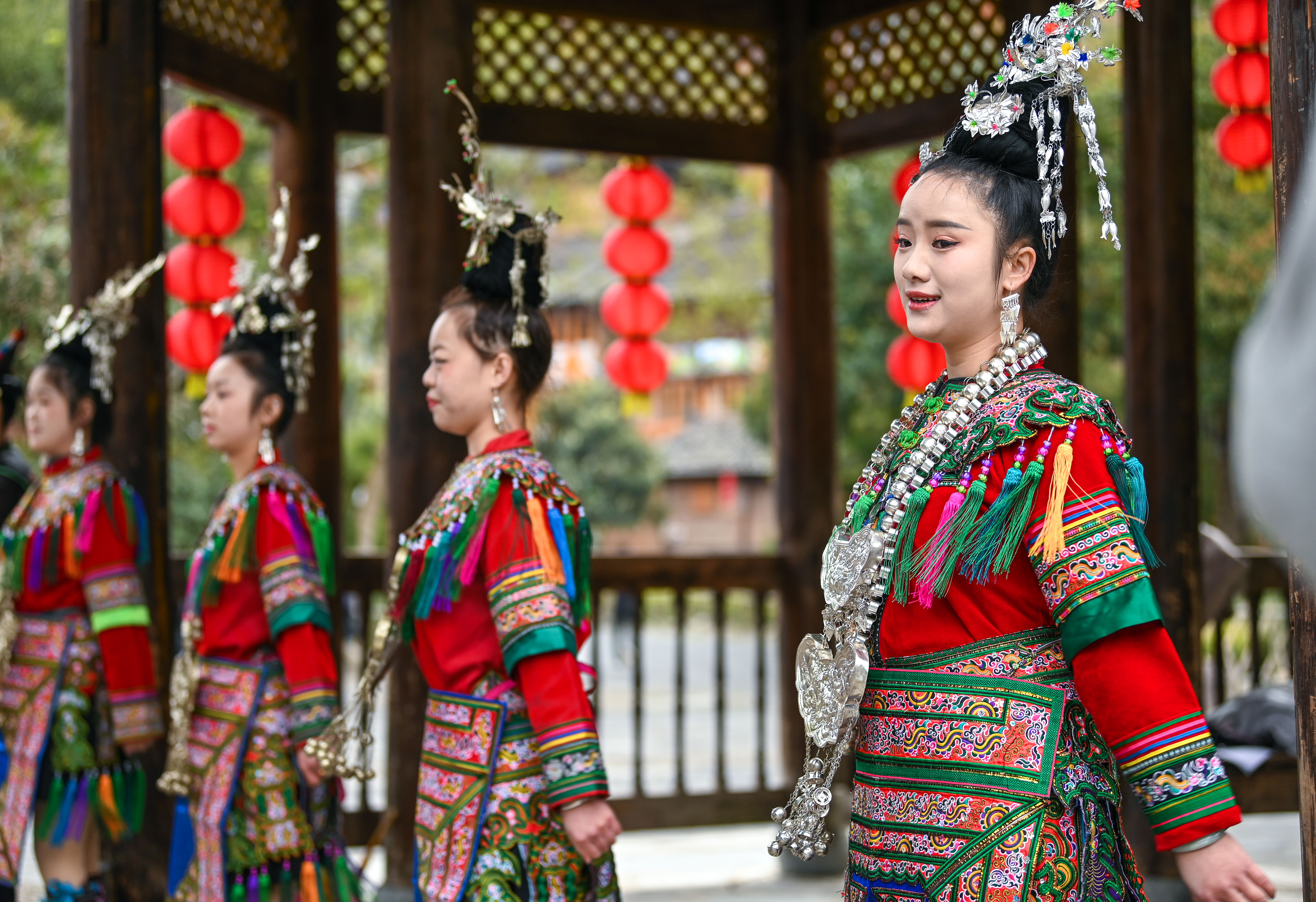  2025年3月18日，侗族群眾在貴州省黎平縣肇興侗寨給游客演唱侗族大歌。