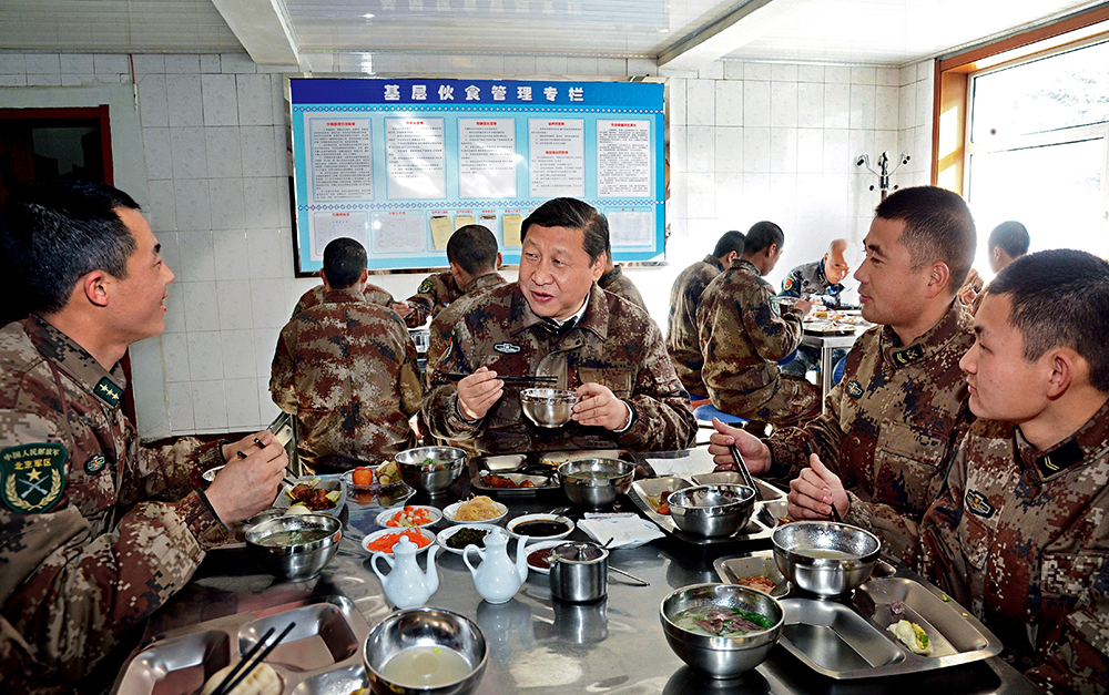 2014年1月26日，習(xí)近平主席專程來到內(nèi)蒙古軍區(qū)邊防某部，親切看望慰問戍邊官兵。這是在連隊(duì)食堂，習(xí)近平主席同戰(zhàn)士們一起用餐。