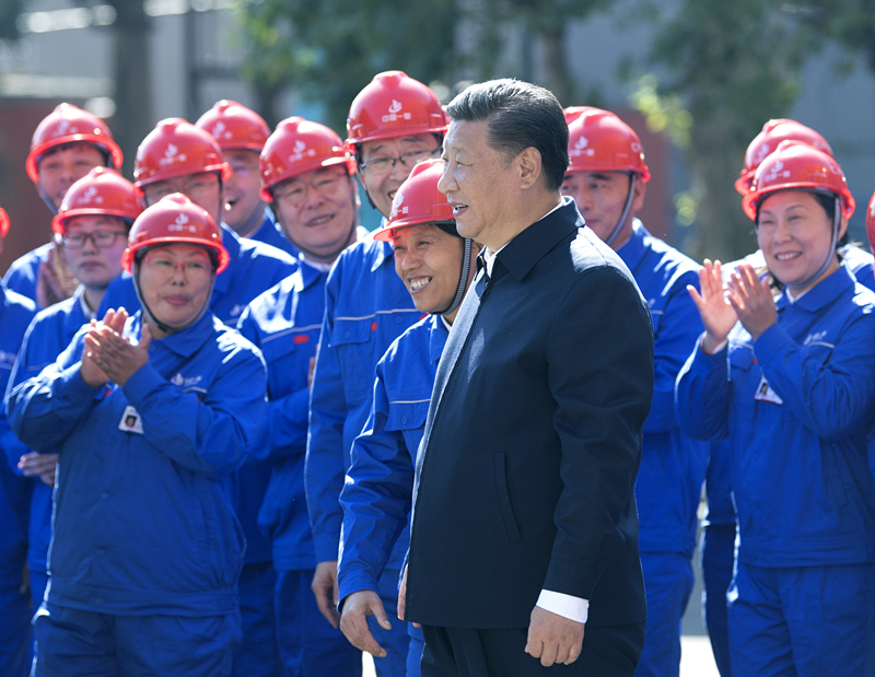 2018年9月26日，在中國一重集團(tuán)，習(xí)近平總書記走到工人中間，同大家親切交流。