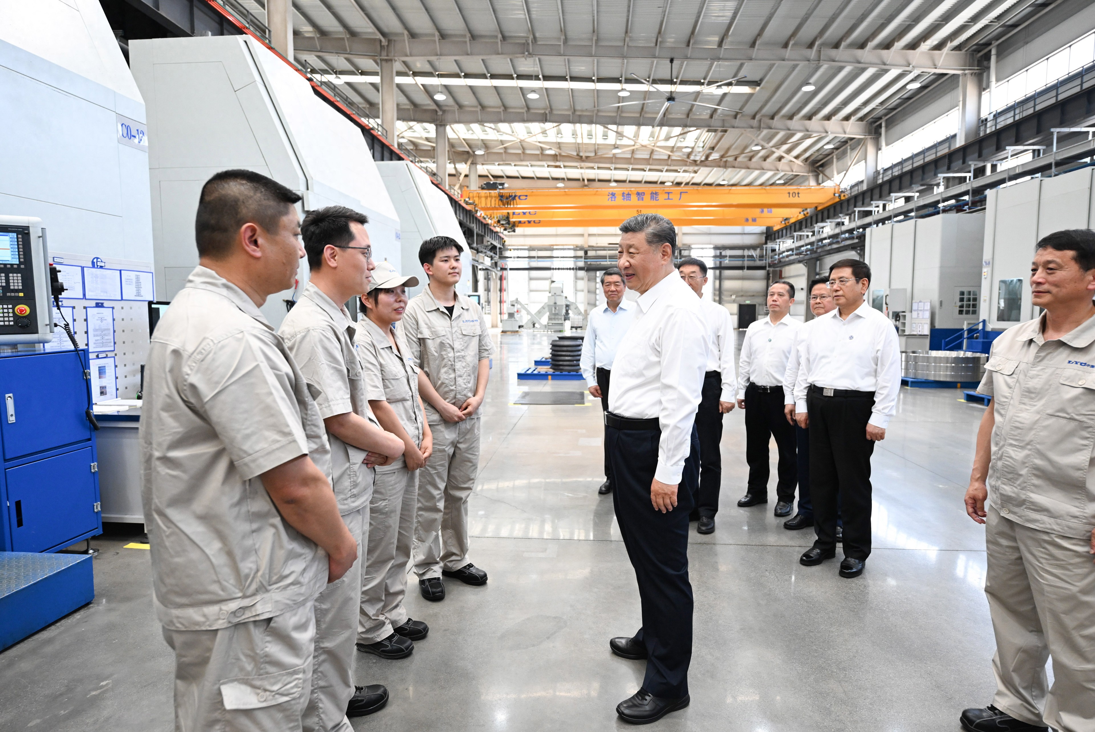 5月19日至20日，中共中央總書記、國家主席、中央軍委主席習(xí)近平在河南考察。這是19日下午，習(xí)近平在洛陽軸承集團股份有限公司智能工廠考察時，同企業(yè)職工親切交流。新華社記者 燕雁 攝