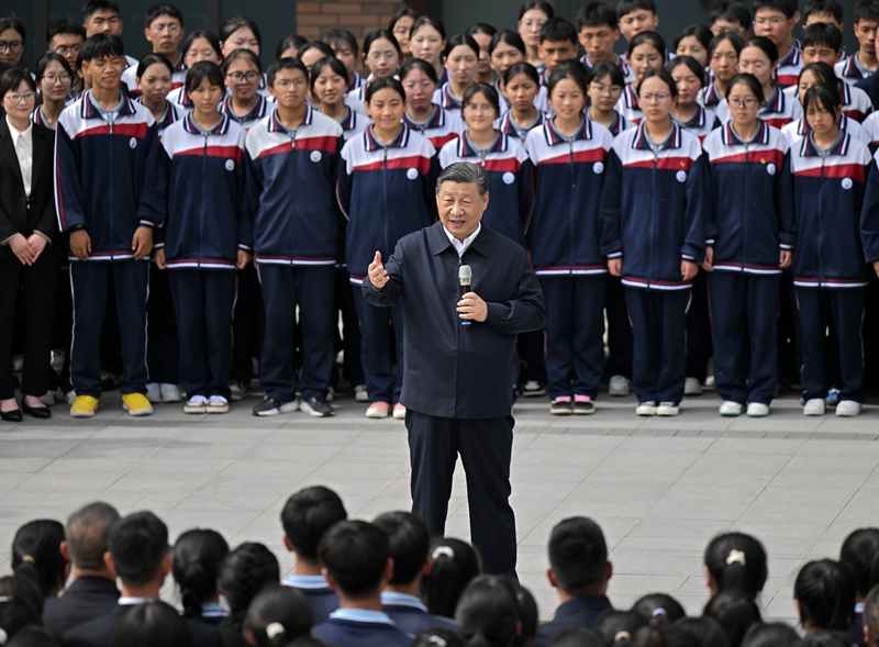2024年6月18日，習(xí)近平總書(shū)記在青海果洛西寧民族中學(xué)考察時(shí)，同師生們親切交流。