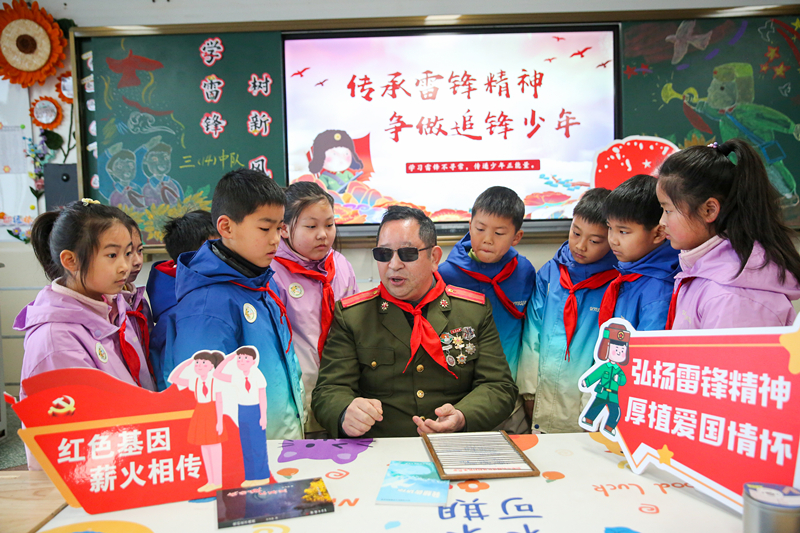2025年3月3日，江蘇南通如皋市安定小學(xué)里，傷殘軍人許波銀在思政小課堂上向?qū)W生講述雷鋒故事。